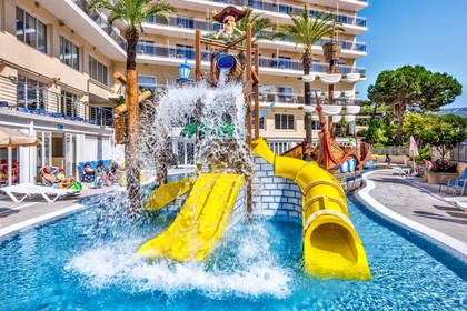 Aquapark z żółtymi zjeżdżalniami w stylu pirackim.