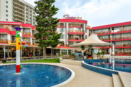 Hotel Flamingo Beach z basenem i atrakcjami wodnymi.