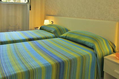 Pokój hotelowy z dwoma pojedynczymi łóżkami.