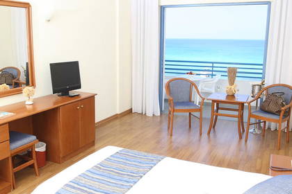 Pokój hotelowy z widokiem na ocean.
