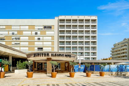 Fasada i główne wejście hotelu Jupiter Algarve w słoneczny dzień.