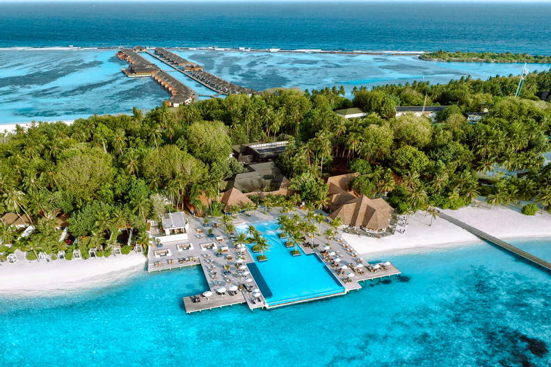 Luksusowy kurort na Malediwach z lotu ptaka. Turkusowa woda.