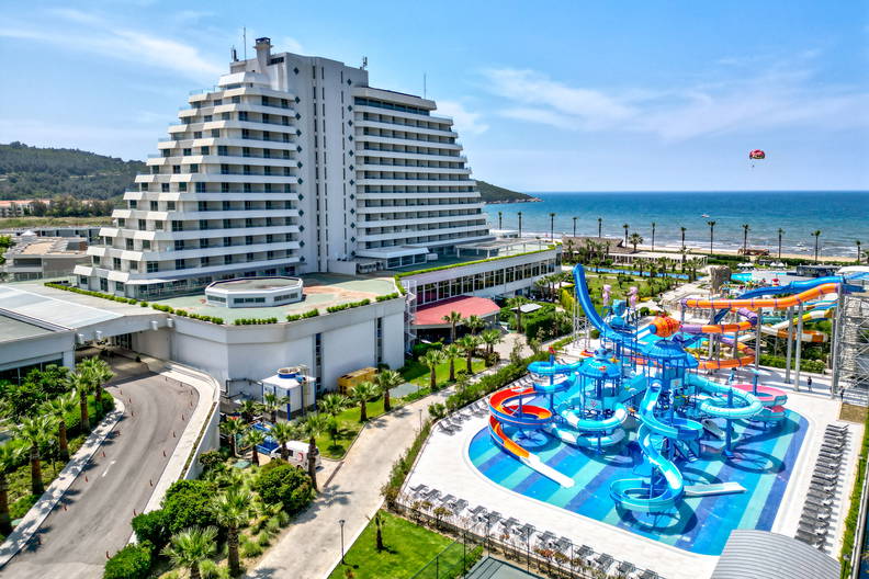 Hotel z aquaparkiem i plażą widziany z góry.