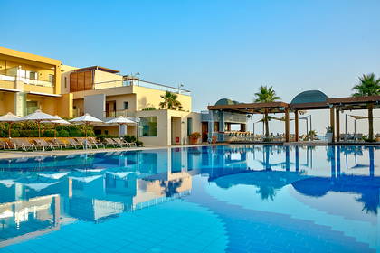 Basen w hotelu. W tle budynki i bar.