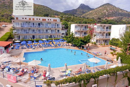 Basen w hotelu Atali Village na Krecie.