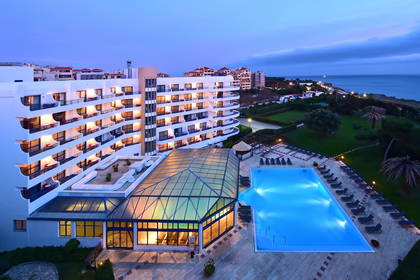 Hotel z basenem o zmierzchu.