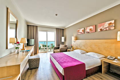 Pokój hotelowy z widokiem na morze.