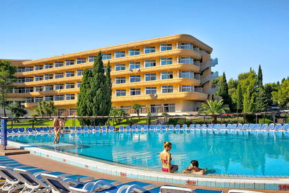 Hotel z basenem i wypoczywającymi gośćmi.