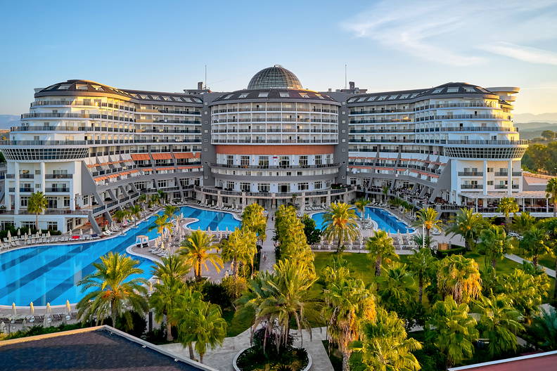 Panorama luksusowego hotelu z basenami i palmami.