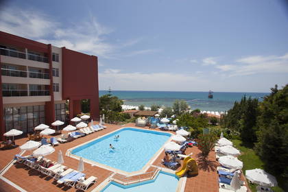 Hotelowy basen z widokiem na plażę.