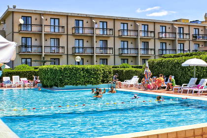 Hotel z basenem pełnym pływających osób.