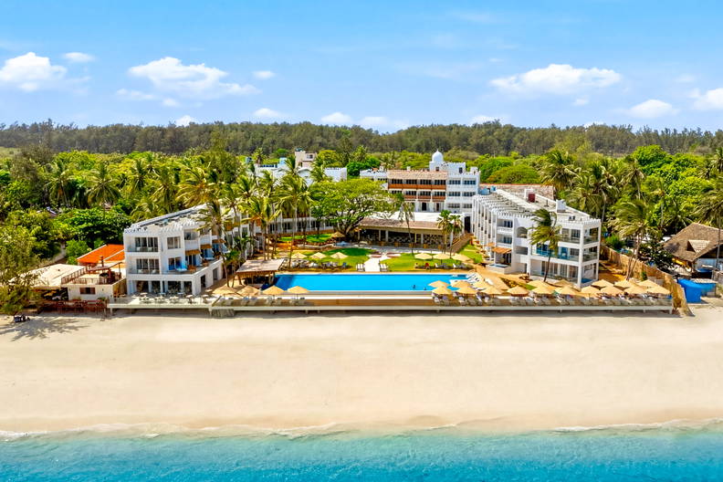 Hotel z basenem na plaży, widok z góry.