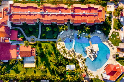 Kompleks hotelowy z basenami i plażą, widok z lotu ptaka.
