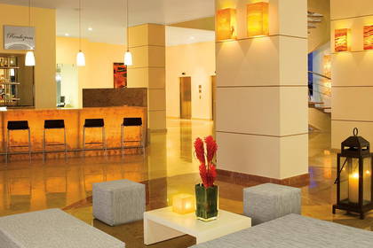 Wnętrze luksusowego hotelu z barem i nastrojowym oświetleniem.