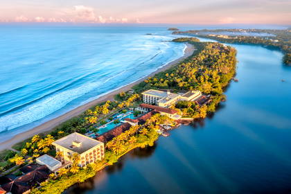 Hotel na brzegu morza z lotu ptaka.