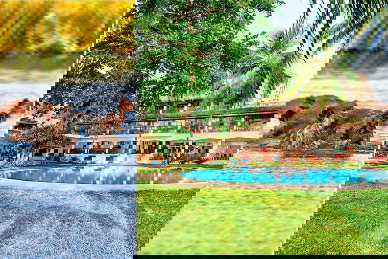 Po lewej stronie hipopotamy w wodzie, po prawej budynek z basenem.