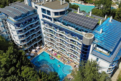 Hotel z basenem widziany z lotu ptaka.