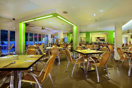 Restauracja - widok na nakryte stoły i bufet.