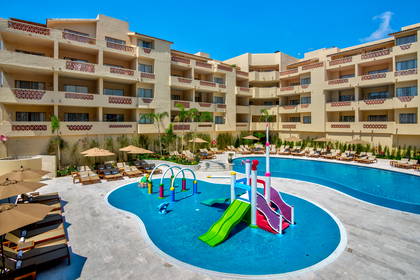 Hotel z basenem i wodnym placem zabaw.