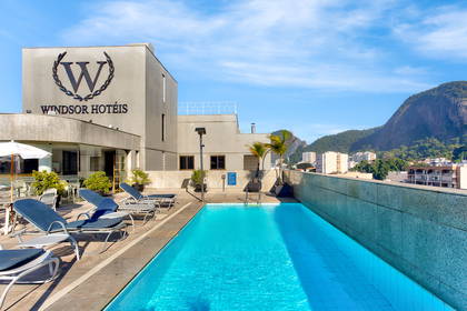 Basen na dachu hotelu Windsor w Rio de Janeiro.