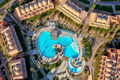 Kompleks hotelowy z basenami, widok z lotu ptaka.