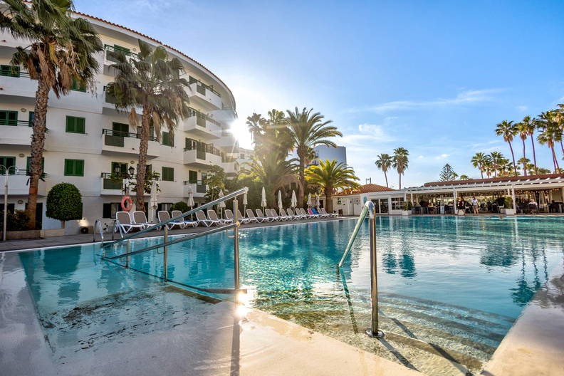 Basen w ośrodku wypoczynkowym z palmami.