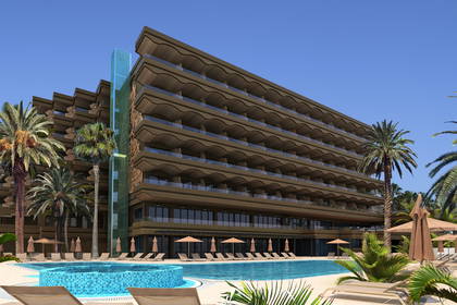 Wielopiętrowy hotel z basenem i palmami.