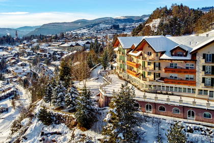 Zimowy krajobraz. W oddali hotel na wzgórzu i miasteczko.