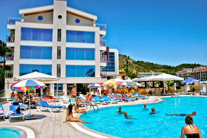 Hotel z basenem i wypoczywającymi gośćmi.