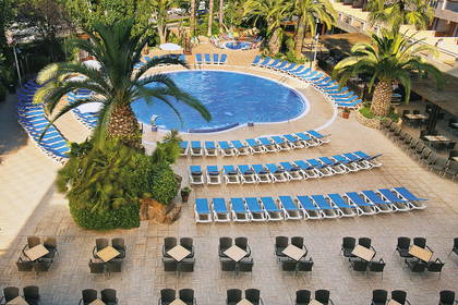 Hotelowy basen z leżakami i palmami, widok z góry.
