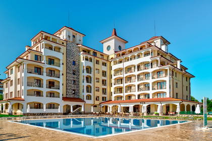 Hotel z basenem w słoneczny dzień.