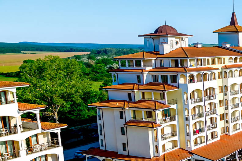 Kompleks hotelowy z basenami, widok z góry.