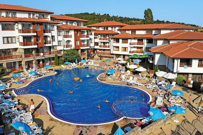 Kompleks hotelowy z basenem i strefą relaksu.