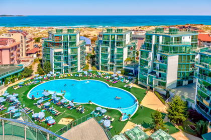 Kompleks hotelowy z basenem i plażą, widok z góry.