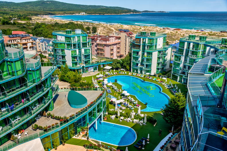 Kompleks hotelowy z basenami blisko plaży, widok z góry.