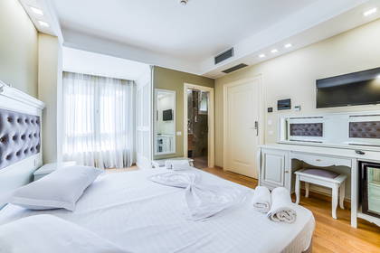 Pokój hotelowy z łóżkiem, biurkiem i łazienką.