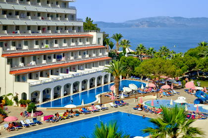 Hotel z basenami i palmami.