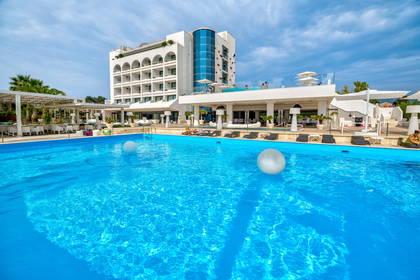 Hotel z basenem w słoneczny dzień.