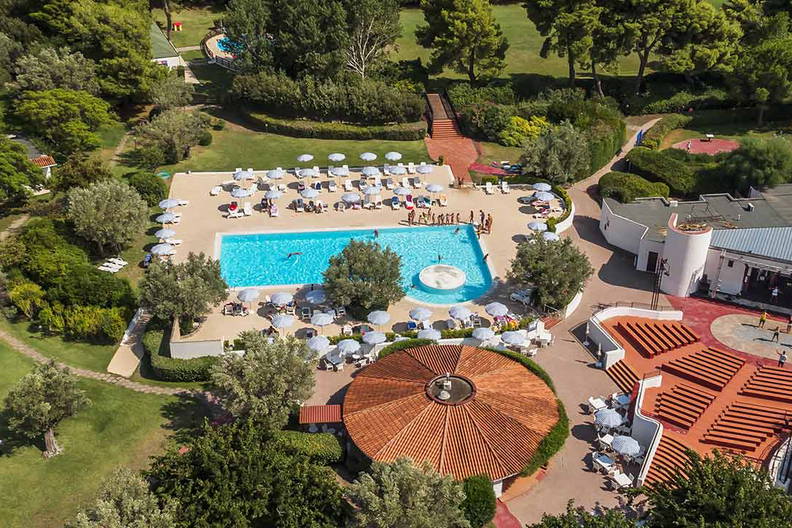 Ośrodek wypoczynkowy z basenem i amfiteatrem, widok z lotu ptaka.