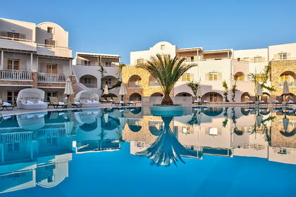 Kompleks hotelowy z basenem i palmami.