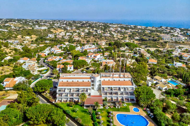 Hotel z basenem w nadmorskim miasteczku, widok z lotu ptaka.