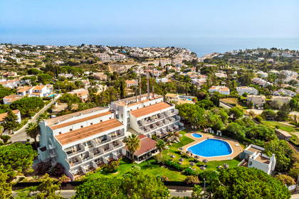 Hotel z basenem w nadmorskim kurorcie, widok z lotu ptaka.