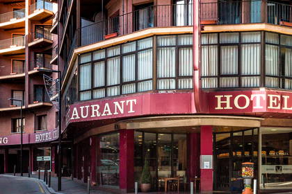 Hotel Cervol z napisem "Restauracja" na zewnątrz budynku.