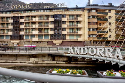 Hotel Magic w Andorze sfotografowany z mostu.