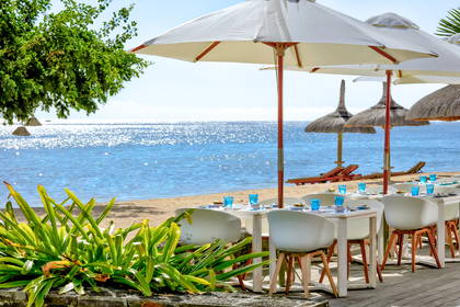 Restauracja na plaży z widokiem na ocean.