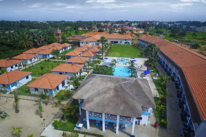 Resort z basenem widziany z lotu ptaka.