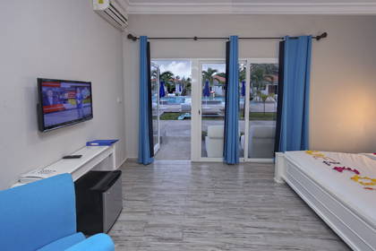 Pokój hotelowy z widokiem na basen.