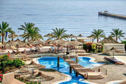 Baseny hotelowe z widokiem na plażę i morze.