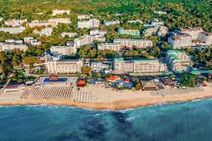 Widok z lotu ptaka na plażę i hotele.
