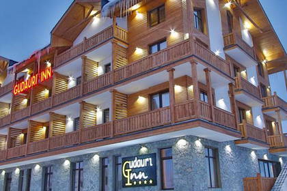 Wielopiętrowy hotel Gudauri Inn w górach.